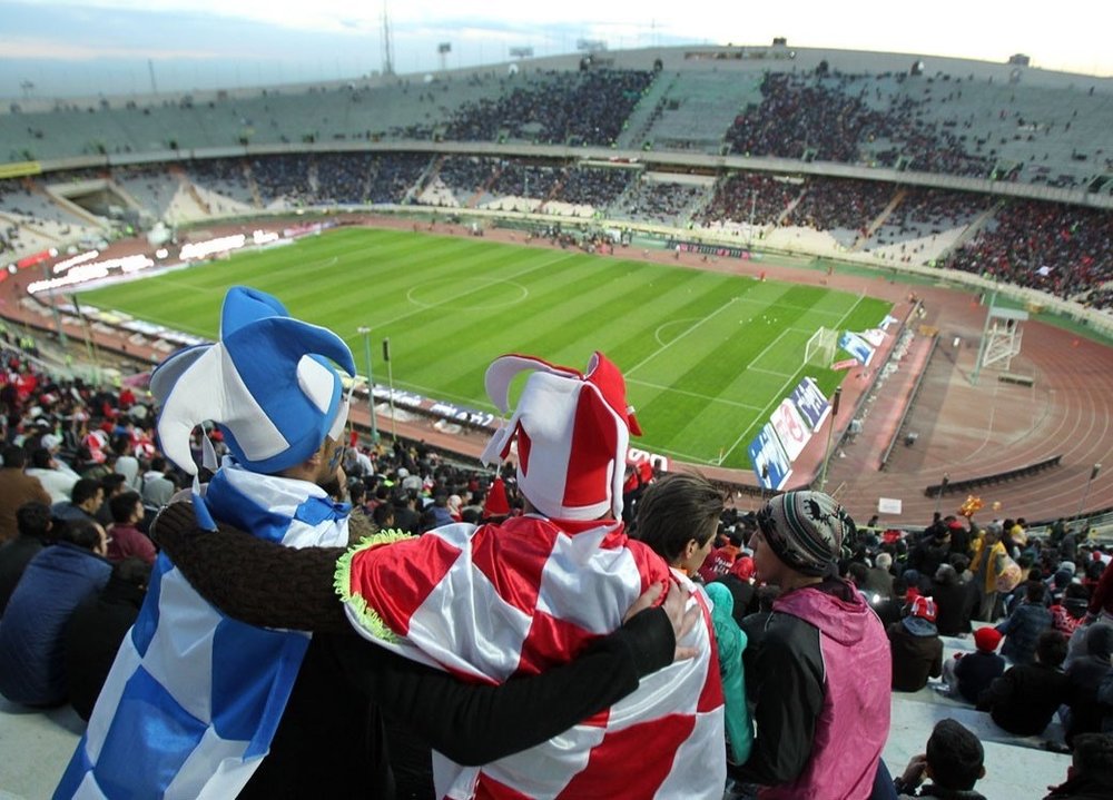 عکس جمعی از هوادارن استقلال و تیم های دیگر در استادیوم فوتبال