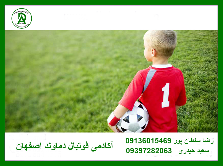 عکس کودکی که داره نونهالان را در حال تمرینات فوتبال می بیند 